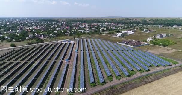 太陽能電站、 太陽能電池板,太陽能電池板,頂視圖,鳥瞰到太陽能發(fā)電設(shè)備、 工業(yè)背景對(duì)可再生資源主題、 電站、 頂視圖的行的全景視圖