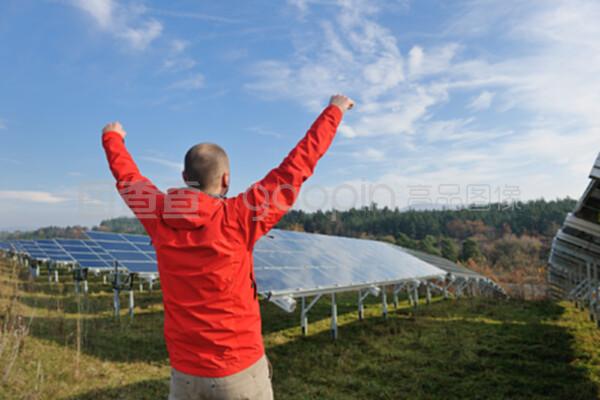 在太陽能電池板工廠使用筆記本電腦的工程師